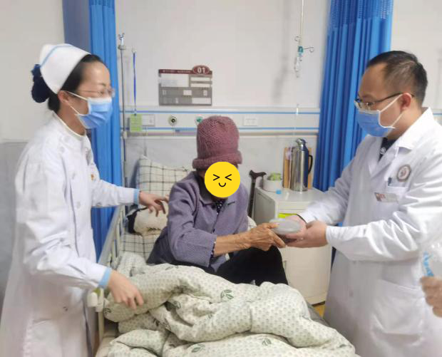 浓浓粥香，温暖腊八 ——百色市中医医院内二科送腊八粥传递温情