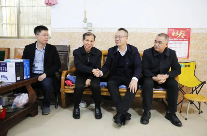 【名医有约】百色市中医医院领导慰问返聘老专家刘相朝主任医师