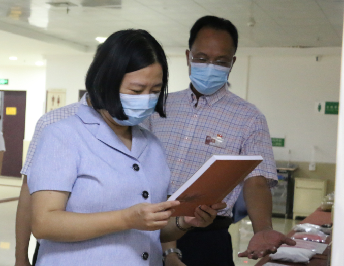自治区中医药局局长姚春同志一行到百色市中医医院考察调研