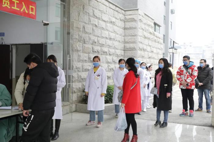 精准防控，应检尽检——百色市中医医院开展全院职工核酸检测