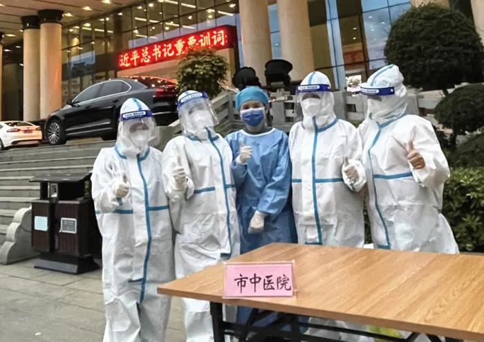风雨同路，“疫” 起战斗——百色市中医医院为警务人员及运动员进行核酸检测