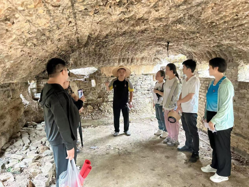 【党建动态】传承红医精神 赓续岐黄薪火——百色市中医医院壮医经典党支部开展“重走红军路·问山识百草”主题党日活动